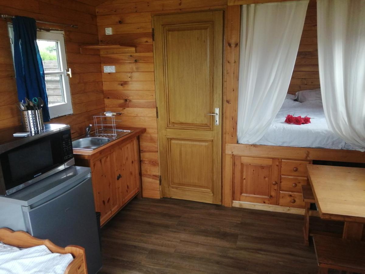 Roulotte Et Jacuzzi De Rachel Au Domaine Du Reuze Villa Winnezeele ภายนอก รูปภาพ